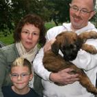 Nils freut sich mit seiner Familie