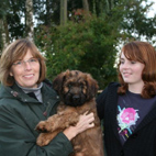 Die Damenabordnung der Steinhuser Familie holt Bennet